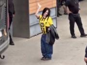 格莱美歌后与大黄蜂的意外邂逅