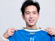 李现获赠皇马定制球衣惊喜喊出Hala Madrid