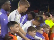 安菲尔德雨夜温情皇马小将善举暖人心