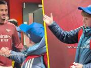 有爱，萨利巴将球衣送给曾“冒犯”的球童并获得原谅