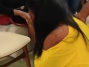 喜极而泣，母亲得知蒂亚戈首次入选巴西国家队后跪地落泪