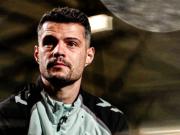 扎卡：我的父母为了工作，让四岁的我和我哥独自在家18个小时