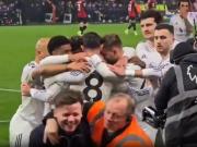  一球迷在曼联球员庆祝时混入其中和B费拥抱，达洛特神情疑惑