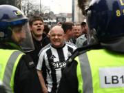  TA：防暴警察介入、客队大巴被砸，纽卡与桑德兰球迷爆发混战