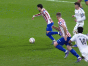 六台：阿韦洛亚赛后进入了裁判更衣室，裁判解释了红牌原因