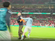 谢尔基赛后进场庆祝前“偷袭”瓜帅，推他上场庆祝夺冠