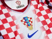 克罗地亚世界杯球衣：主场标志性红白格；客场深蓝搭同色格子