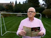 卫报：曼联76岁球迷被迫为VIP让位，共1100名球迷需搬离原位