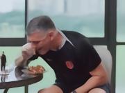约翰-阿洛伊西美食挑战：最喜欢兔头，不爱吃甜豆花