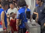 徐汇警方通报：三名男子辱骂身着非主场队服男童父亲，因寻衅滋事被行政拘留