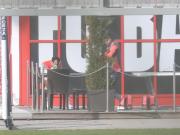 图片报：穆西亚拉与康复教练交流许久，期间一度双手捂脸