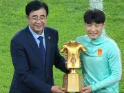  国足赛前为武磊举行国家队百场纪念仪式，宋凯为其颁发纪念杯