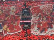 梦回2002，世欧预附加赛前土耳其球迷拉起巨幅Tifo为球队助威