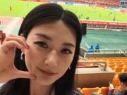 中国女足球员杨莉娜现场观看中泰之战：致敬武磊百场