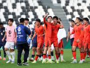  黄健翔：乌兹别克实力很强；我们被动防守踢反击是无奈常态