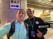  荷甲维特斯前队友，张玉宁赛后与库拉索门将鲁姆合影