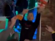  多大仇？爱尔兰球迷赴捷克观赛，在当地酒吧损毁英格兰旗帜引争议