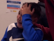 见到偶像，小球迷见到佩德里后难掩激动忍不住落泪