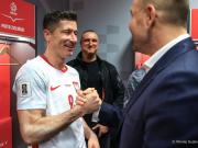 重视，波兰总统观战世欧预附加赛并在赛后进入更衣室与莱万等人互动