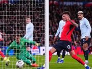 不买账，重回英格兰队的本-怀特在打进首球后遭主场球迷猛嘘