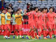 国足今日上午在悉尼继续训练，下午飞往墨尔本