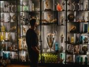 荣誉博物馆！萨拉赫晒与奖杯柜合照，9年红军生涯9冠4金靴