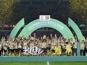 金华队夺得浙江吴越杯冠军，省长刘捷颁奖，决赛观众42027人