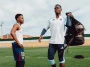 找状态，博格巴身着阿根廷球衣和法蒂在巴萨基地训练