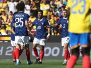 自2017年以来，杜埃是首位在法国队首次破门就梅开二度的球员