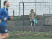 足球间谍？一意大利士兵在波黑队结束公开训练后仍驻足观看