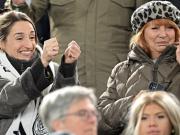 一月末刚刚完婚，纳帅妻子现场观战德国vs加纳并与丈夫打招呼