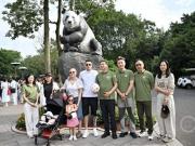 圆梦熊猫之旅！铜梁龙外援肯帕努一家打卡重庆动物园