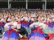 “东北超”延边啦啦队走红，身着朝族服饰手拿明太鱼跳舞助威
