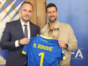 来自传奇的认可，德约科维奇现场观战波黑比赛并获赠波黑球衣