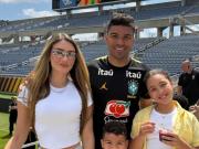 为丈夫加油，卡塞米罗妻子带孩子一起现场观看巴西vs克罗地亚