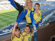 幸福五口之家，维尼修斯女友晒带三个孩子现场看他比赛