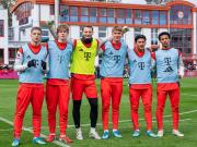 能当爹了，图片报：诺伊尔队内训练赛后与5名青训小将合影