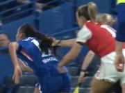 阿森纳女足球员拽辫子没受罚，切尔西女足主帅抗议反倒染红