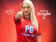 女足球员玛德琳晒自拍受热捧，球迷直言期待现场看她比赛