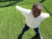 可爱，亚马尔弟弟在把球踢进球门后做“Siuuu”庆祝动作