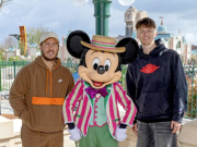 阿扎尔与四弟同游巴黎迪士尼，并晒出两人与米老鼠合影