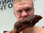 哈兰德烤肉庆胜利惊人食量铸就赛场高效