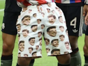 战胜弗赖堡后，格纳布里穿了条印满格雷茨卡头像的短裤庆祝