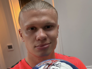 久违戴帽，哈兰德晒手捧比赛用球照片：不错的周六