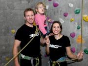 纳格尔斯曼陪伴基因缺陷兄妹攀岩展现人文关怀