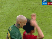  米特里策抓李镇全头发裁判未予理会，随后又抓一次遭红牌罚下