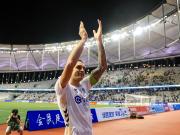 深圳德比赛后，杜加利奇向新鹏城球迷致意