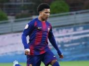  世体：巴萨16岁小将阿杰伊在比赛中撞上球场外围墙，手腕骨折