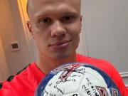 哈兰德戴帽后拿走比赛用球，队友球上留言：干得好，你这该死的怪胎