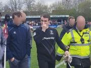 英格兰低级别联赛门将拳打对方球迷，但逃脱了裁判处罚